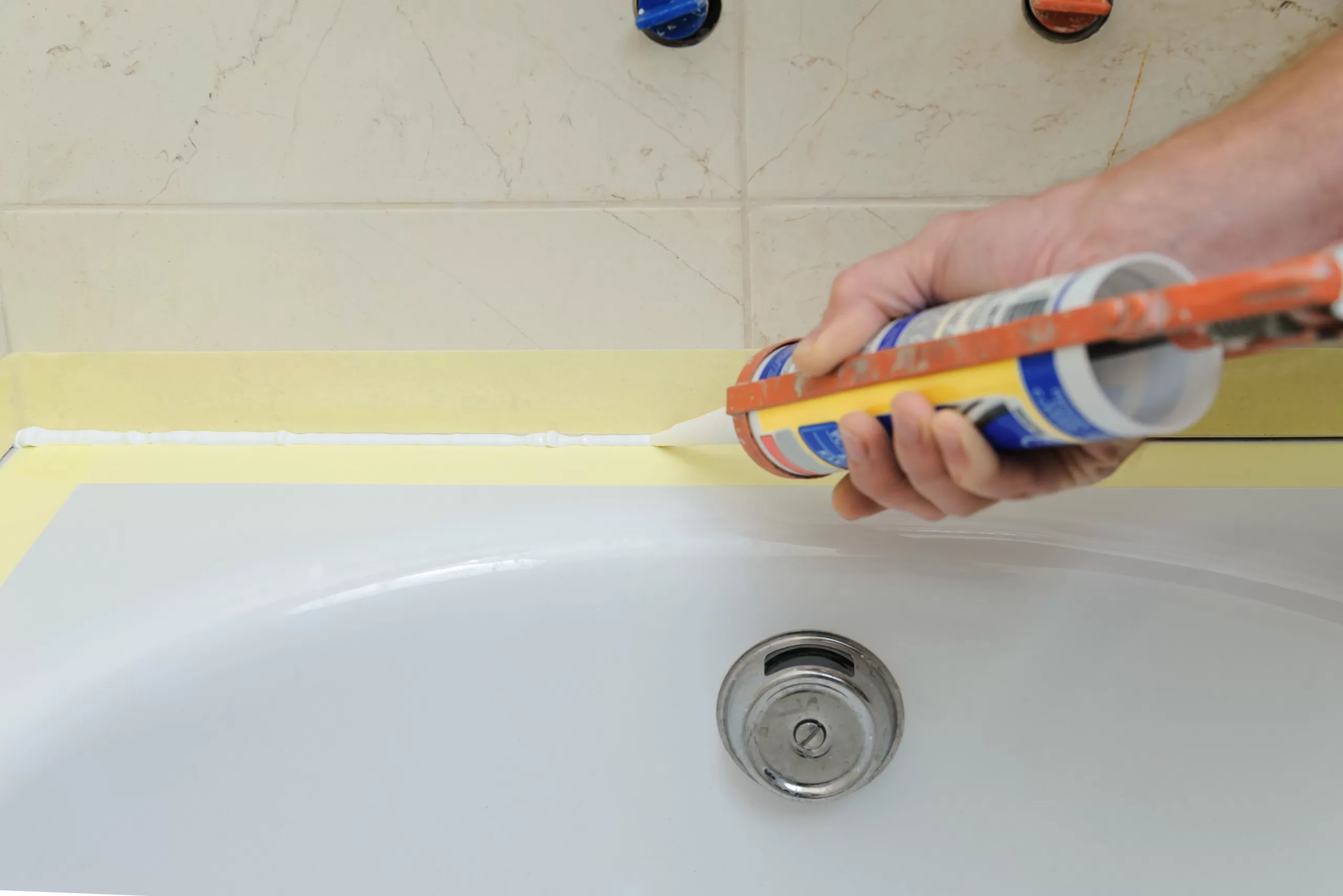 5 Steps to Take After Your Shower or Tub Starts Leaking or Molding